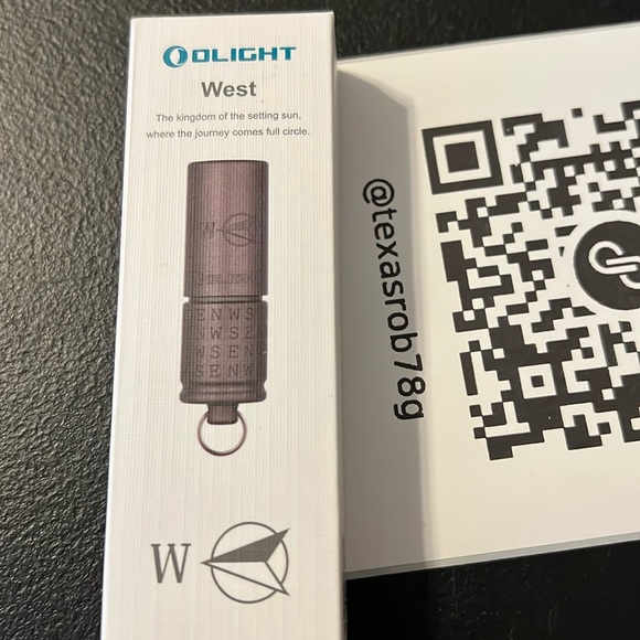 Olight i1R2 Pro Flashlight - Picture 2 of 4